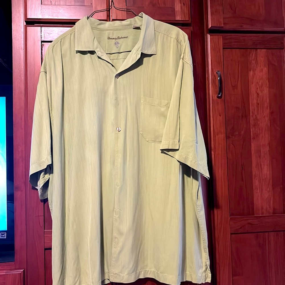 Tommy Bahama men’s button down casual short sleeve shirt.  Light green.